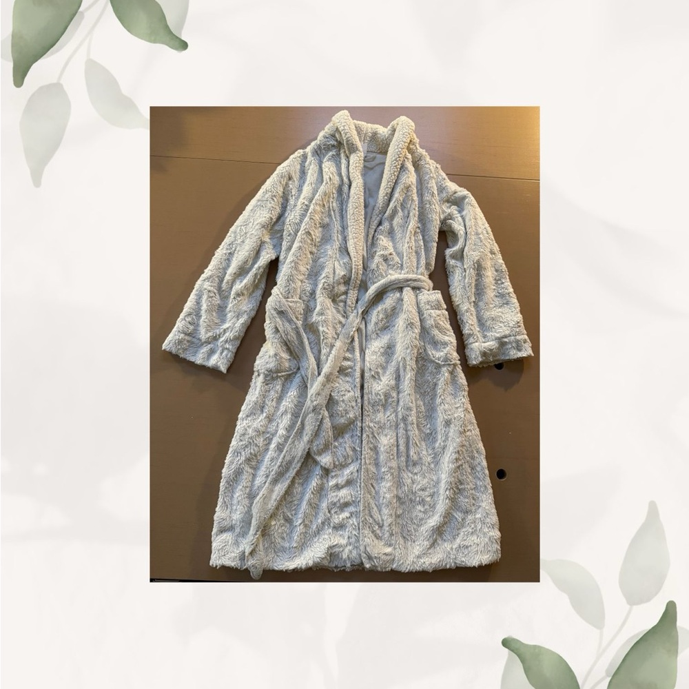 Short Robe - Picture 1 of 3